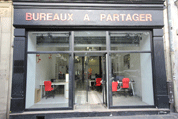 Ce concours, co-organisé par Bureaux à Partager, OuiShare, et Bpifrance propose aux jeunes pousses un concept original : imaginer un projet créatif pour occuper, du 16 septembre au 11 octobre, la vitrine de la boutique de Bureaux à partager