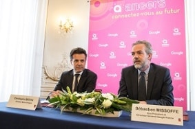 Sébastien Missoffe, directeur général de Google France (à droite), était présent à Angers pour la signature du partenariat avec le sénateur-maire LR Christophe Béchu. Photo : Thierry Bonnet/ville d’Angers