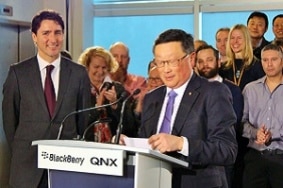 John Chen, PDG de BlackBerry, et Justin Trudeau, Premier ministre canadien, lors de l’inauguration du centre de recherche du groupe dédié aux véhicules sans conducteur, à Ottawa (Canada), fin 2016.