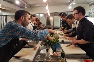 C'est la deuxième fois que Numa propose à sa promotion de start-up de rencontrer des investisseurs via un atelier cuisine.