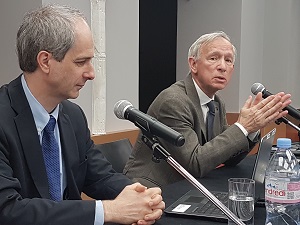 Yves Caseau, académicien à la tête de la commission chargé de la rédaction du rapport (à gauche) et Bruno Jarry, président de l’Académie des technologies, lors de la publication du rapport le 9 avril dernier.