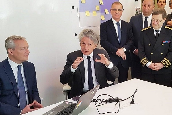 Assis, Bruno Le Maire, ministre de l’Economie et des Finances, et Thierry Breton, PDG d’Atos. Debout, Arnaud Bazin, sénateur du Val-d'Oise, Benjamin Chkroun, conseiller régional d’Ile-de-France et Jean-Yves Latournerie, préfet d’Ile-de-France.