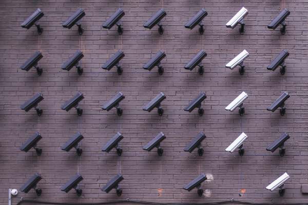 Pour faire face au covid-19, la RATP a annoncé utiliser ses caméras de surveillance à la station Châtelet-Les Halles afin de détecter si ses usagers portent bien des masques.