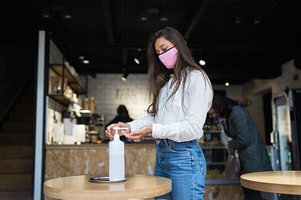 Une nouvelle simulation numérique démontre l’efficacité du masque dans les lieux clos