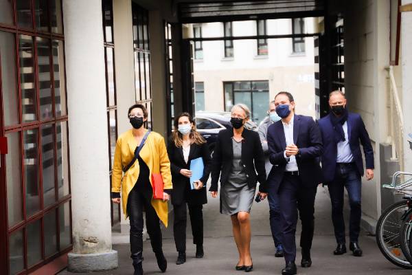 Elisabeth Borne et Cédric O, accompagnés de Carine Seiler, haut-commissaire aux Compétences, se rendant à la “Pop School” (Paris XIème) le 20 mai 2021 afin de présenter la nouvelle feuille de route de la « Grande École du Numérique ». / Crédit : @MINEFI