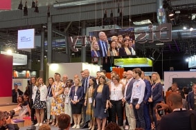 Bruno Le Maire et Clara Chappaz entouré des lauréats du Green20 sur la Discovery stage de Vivatech 2022.