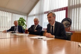 Olivier Girard, président de la branche France et Benelux d'Accenture, aux côtés de François Cuillandre, le maire de Brest, ce 29 novembre 2022 © Mathieu Herry_France Télévisions