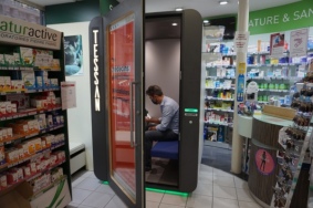 Cabine_Tessan_dans_une_pharmacie_-_DR